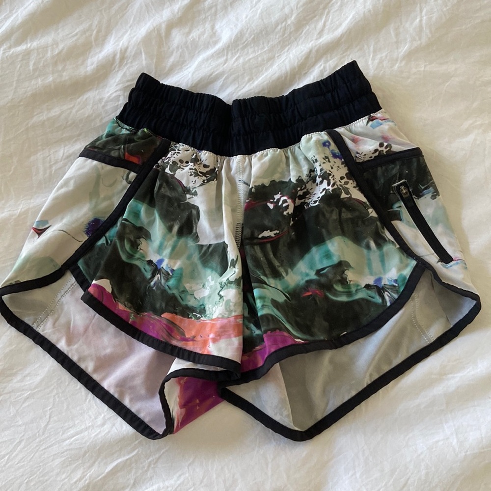 Lululemon hotty hot high rise shorts 2.5”